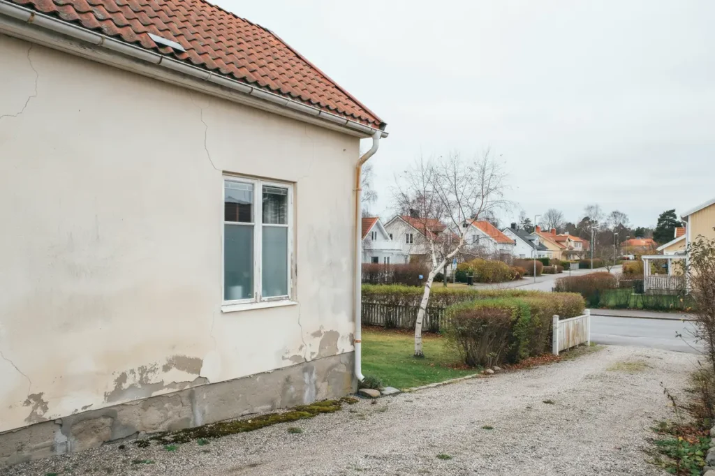 putsa fasaden i tid tecken p att ditt hus beh ver fasadrenovering
